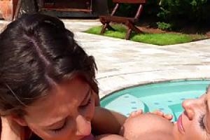 Очаровательные бесстыжие лесбиянки любят потрахаться