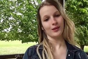 Брюнетка раздевается в бассейне и показывает красивую киску