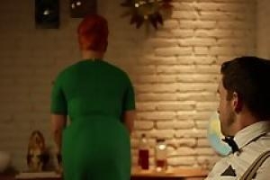 Секси брюнетка отдалась в надежные руки кучерявого ебаря