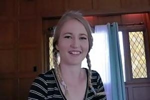 Статусные сучки трутся пилотками