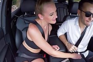 Секс с татуированной брюнеткой