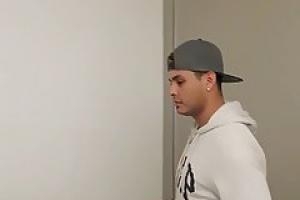 Ненасытная телка в красном резво скачет на члене парня