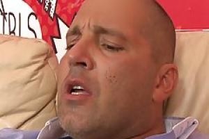 Красивая блондинка демонстрирует свою шикарную попку