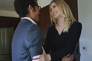 Сочная жопатая брюнетка резво насаживает пилотку на член