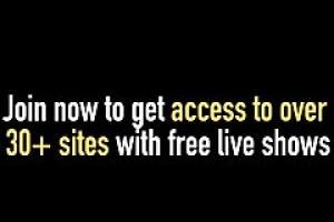 Очаровательная женщина мастурбирует пизду пальчиками